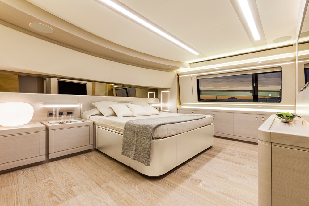 Ferretti-custom line- Navetta 28-master cabin