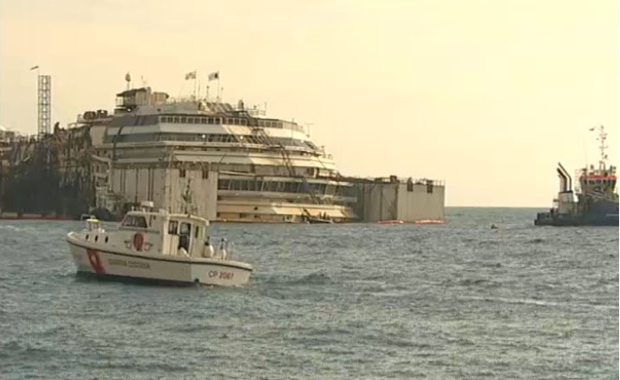 Costa Concordia yeniden yüzdürüldü