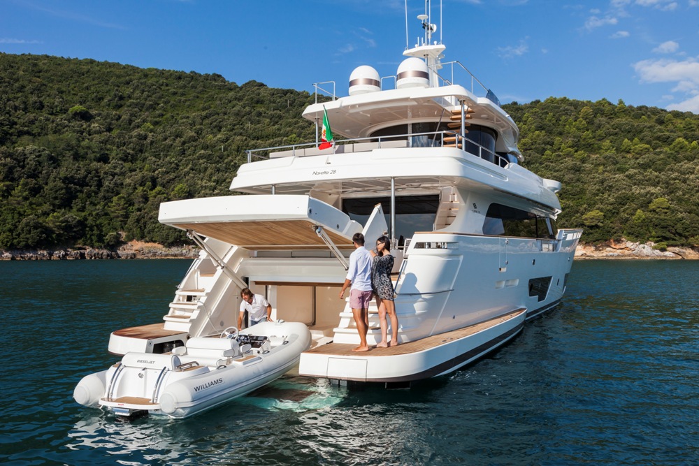 Ferretti-custom line- Navetta 28-garage