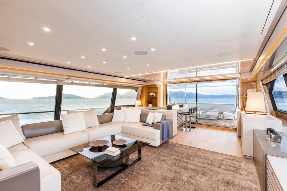 Ferretti-custom line- Navetta 28-saloon