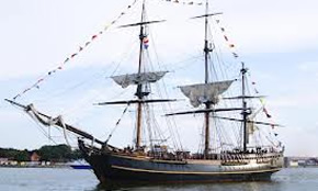 HMS Bounty Sandy kasırgasına yenik düşerek battı.