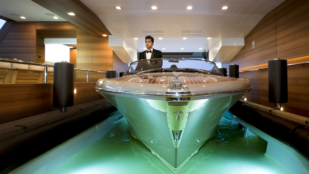 Son derece geniş panoramik görünüm sağlayan övünülecek tasarıma sahip tam yükseklikteki pencereleri, denizle bir hissetmek üzere dizayn edilmiş. Bu duygu asansör kullanmadan 8 metre Riva Iseo sürat teknesine ulaşabildiği suyun içindeki garaj bölümünde daha da belirgin. Hidrolik kumandalı bölüm üç dakikada beach club terası olabiliyor.   Prestijli yatın ödüllere aday iç tasarımı Studio Zuccon International Project tarafından CRN teknik ofisi iş biriliğinde gerçekleştirildi. Yat'ın iç tasarımında klasik bir odaklanma algılanıyor ama deri, mermer, metal ve ahşap kaynaşması rafine modern ve zarif ip uçlarını veriyor. Örneğin kumaşlar, doğal canaletto ceviz ahşap mobilyalar, cilalı gül ağacı, afromosia tik şeritler, ve Tai Ping halılar bu etkiyi belirgin bir şekilde vurgulamakta.