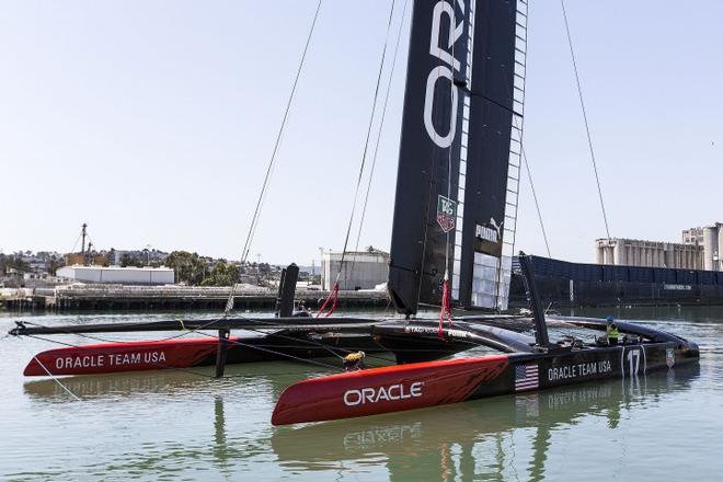 Oracle Team USA ikinci AC72'sini suya indirdi