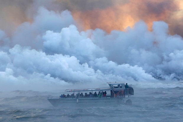 Volkanik Patlama Teknedeki 12 Kişiyi Yaraladı