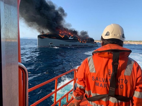 ISA Yachts süperyat  Sahibine yeni teslim edilen 44 metre boyundaki İtalyan ISA Yachts yapımı süperyat yanarak adeta yok oldu. İspanya’nın Cala Saona kıyılarında gerçekleşen olayın görüntüleri sosyal medyada yankı uyandırdı. Süperyat, Nisan ayında tersane tarafından suya indirilmiş, sahibine teslimatı Temmuz’da gerçekleşmişti.  ISA Yachts süperyat   Dumanların kilometrelerce ötedeki İbiza sahillerinden dahi görülebildiği kaydedilirken, kurtarma ekipleri ve yetkili merciler, yangının farkedildiği an alarma geçirilerek iki kurtarma botu olay yerine sevkedildi. 7 kişilik mürettebat ve misafirlerin tamamının kurtarıldığı öğrenildi.    ISA Yachts süperyat ISA Yachts süperyat  Fotoğraflar: SYT Reader                    Salvamento Maritimo