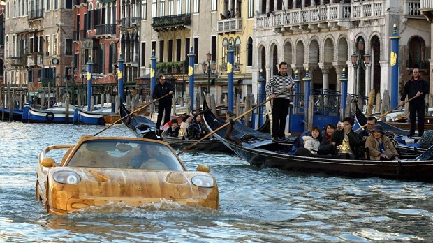 Venedik Kanallarında Ferrari